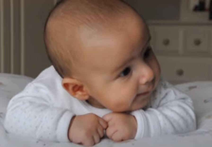 Bebeklerde Başı Sağa Sola Sallama Neden Olur? Normal midir?